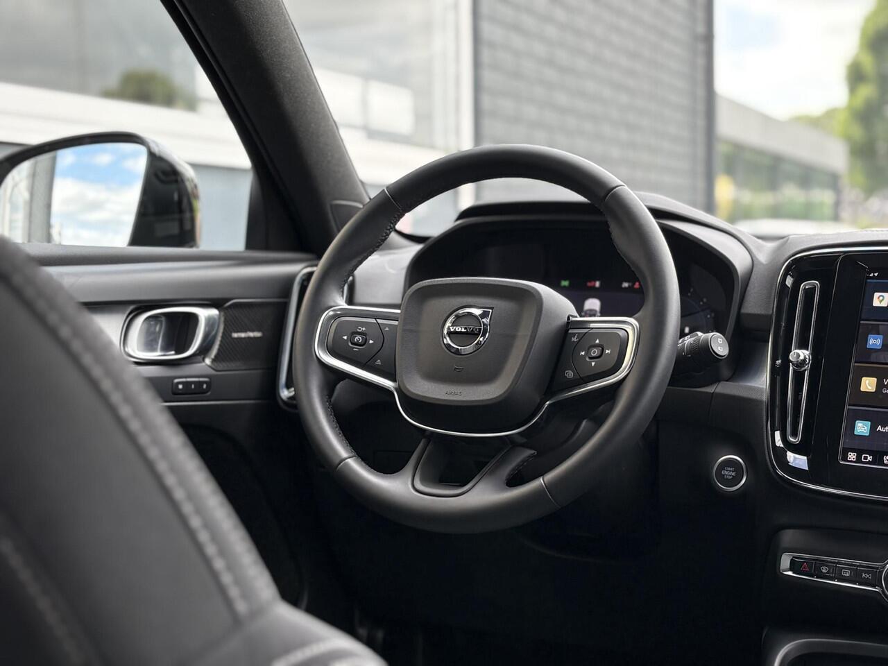 Volvo XC40 2.0 B4 Plus Dark | Trekhaak | Memory | Zitting verlengers | parkeersensoren vóór en achter | camera | Google auto | Full LED | verwarmde voorstoelen en stuurwiel | trekgewicht 2000KG! |