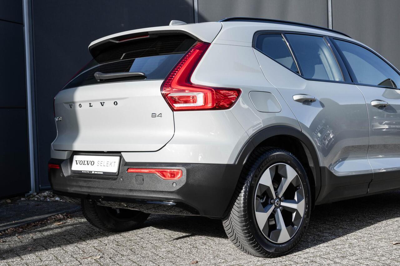 Volvo XC40 B4 Plus Dark | Trekhaak | Verwarmbare voorstoelen en stuurwiel | Premium audio by Harman Kardon | Climate Pack | All Season banden | Google Infotainment | Adaptieve Cruise Control | BLIS | Parkeercamera | Elektrische Kofferklep | Keyless |