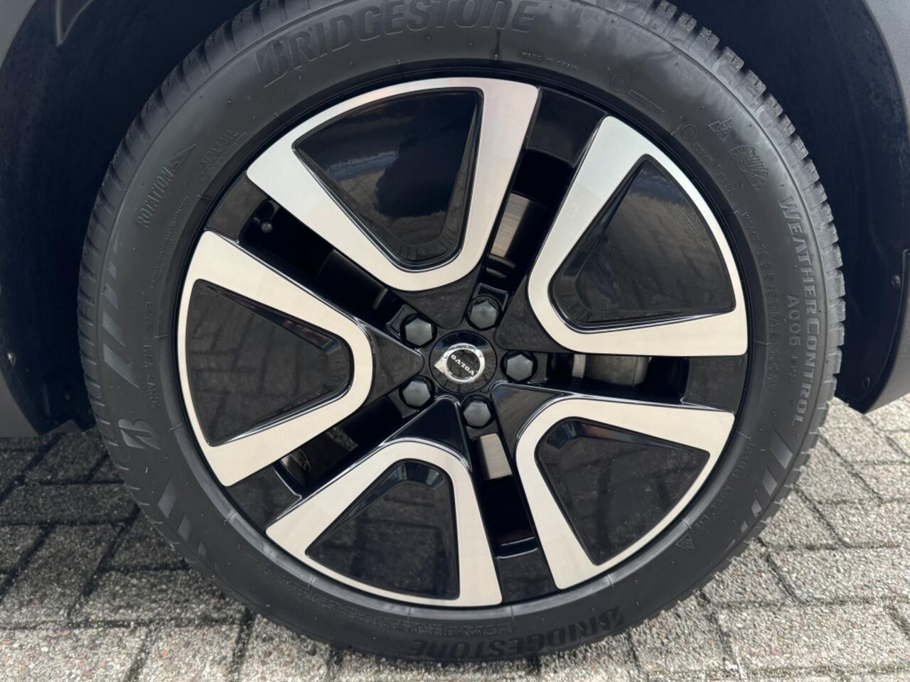 Volvo XC40 2.0 T4 Momentum| Trekhaak, CarPlay, Keyless, Leder