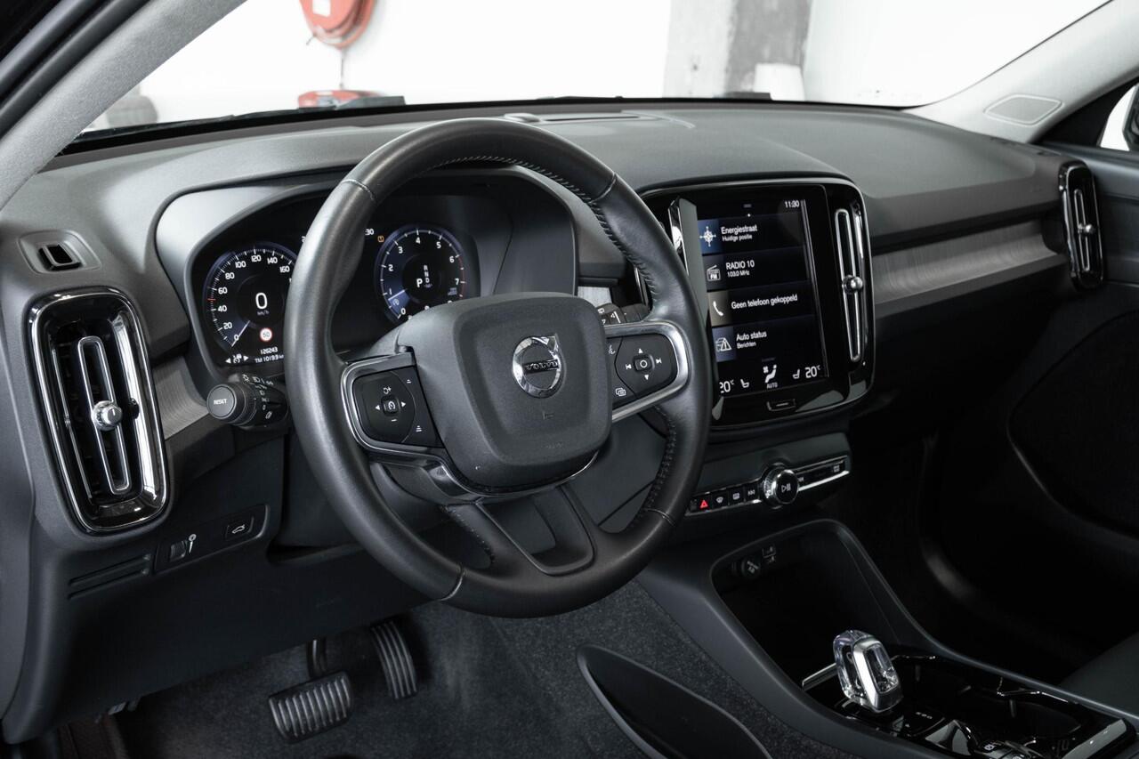Volvo XC40 B4 Inscription | Verwarmbare voorstoelen en achterbank | Verwarmbaar stuurwiel | 360° parkeercamera | Adaptive cruise control | Premium audio | BLIS | Volvo on Call | Parkeerverwarming | Parkeersensoren voor + achter |