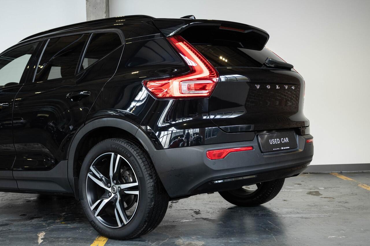 Volvo XC40 T3 Automaat R-Design | Panoramadak | 360° Parkeercamera | Adaptive Cruise Control | BLIS | Parkeersensoren voor + achter | Harman Kardon Premium Audio | BLIS | Stoelverwarming | Volvo on Call | 19'' Lichtmetalen velgen