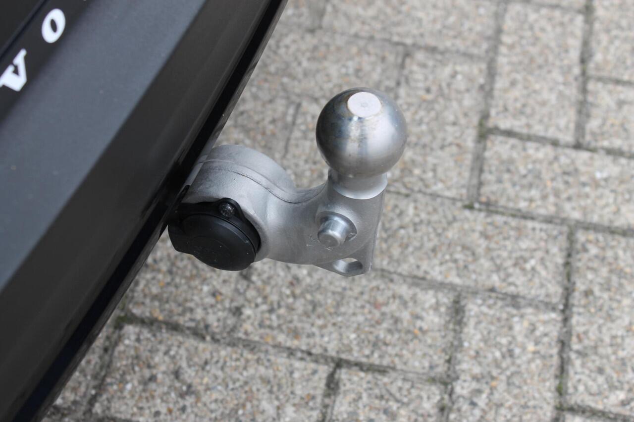 Volvo XC40 B4 211PK Automaat Plus Dark Google Infotainment / Verwarmbare voorruit / Semi elektrisch wegklapbare trekhaak / Elektrisch verstelbare voorstoelen met geheugen op de bestuurdersstoel