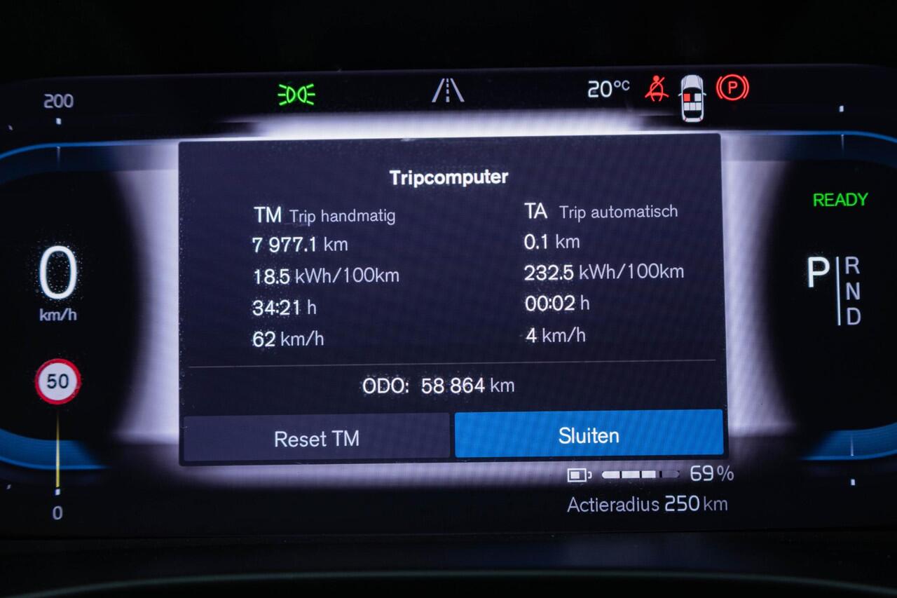 Volvo XC40 Recharge Pro | Trekhaak | 360 graden Camera | Panoramisch schuif-/kanteldak | All Season banden | Dodehoekbewaking | Apple Car Play | Elektrische achterklep | Elektrisch verstelbare bestuurdersstoel met memory |