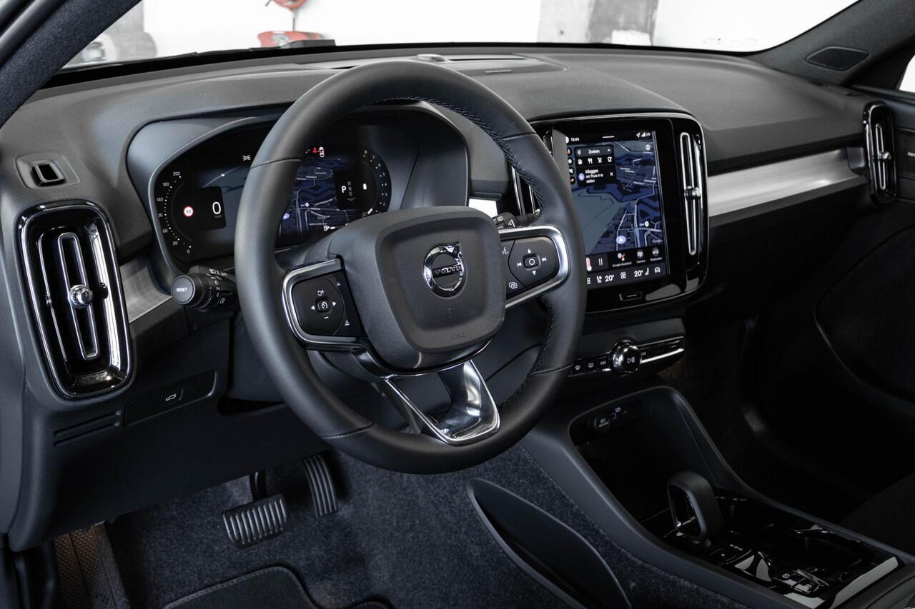 Volvo XC40 B4 Plus Black Edition | 360° Parkeercamera | Panorama dak | Semi-Elektrische Wegklapbare Trekhaak | Premium audio by Harman Kardon | Stoelverwarming | Parkeersensoren voor + achter | Google Infotainment | Stuurwielverwarming