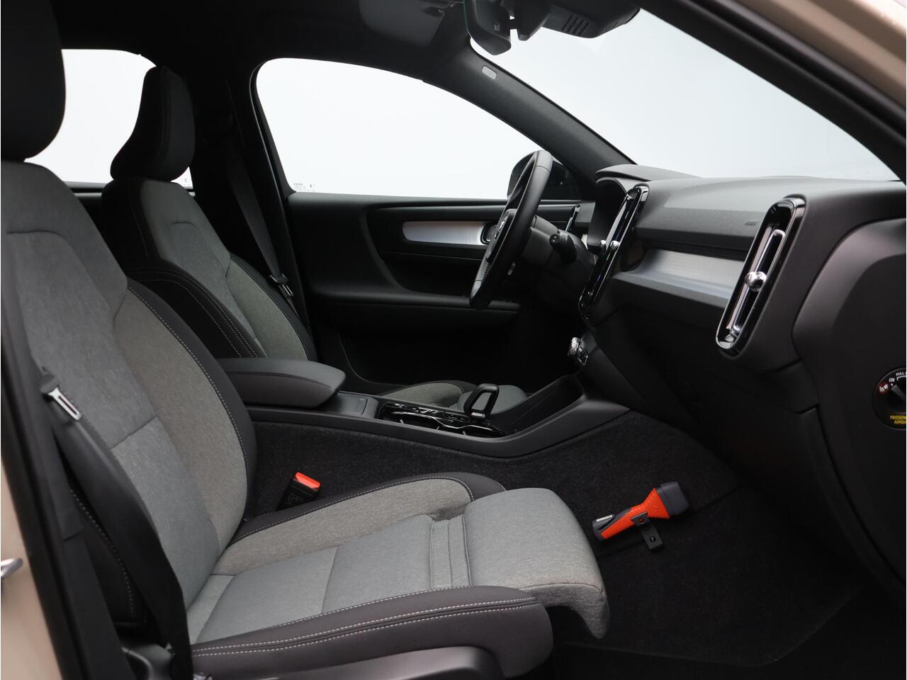 Volvo XC40 2.0 B4 Plus Dark / Trekhaak / Harman Kardon / Elektr. bed. stoelen / Stoel+stuur+voorruitverwarming