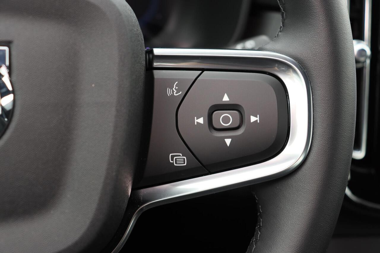 Volvo XC40 Single Motor Extended Range Plus 82 kWh - IntelliSafe Assist & Surround - Parkeercamera - Verwarmde voorstoelen & stuur - Parkeersensoren voor & achter - Draadloze tel. lader - Extra getint glas - 19' LMV met all season banden