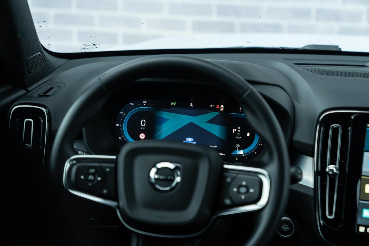 Volvo XC40 B4 Plus Dark Aut. | Trekhaak | All-seasonbanden | Lichtmetalen velgen 5-spaaks 19 inch