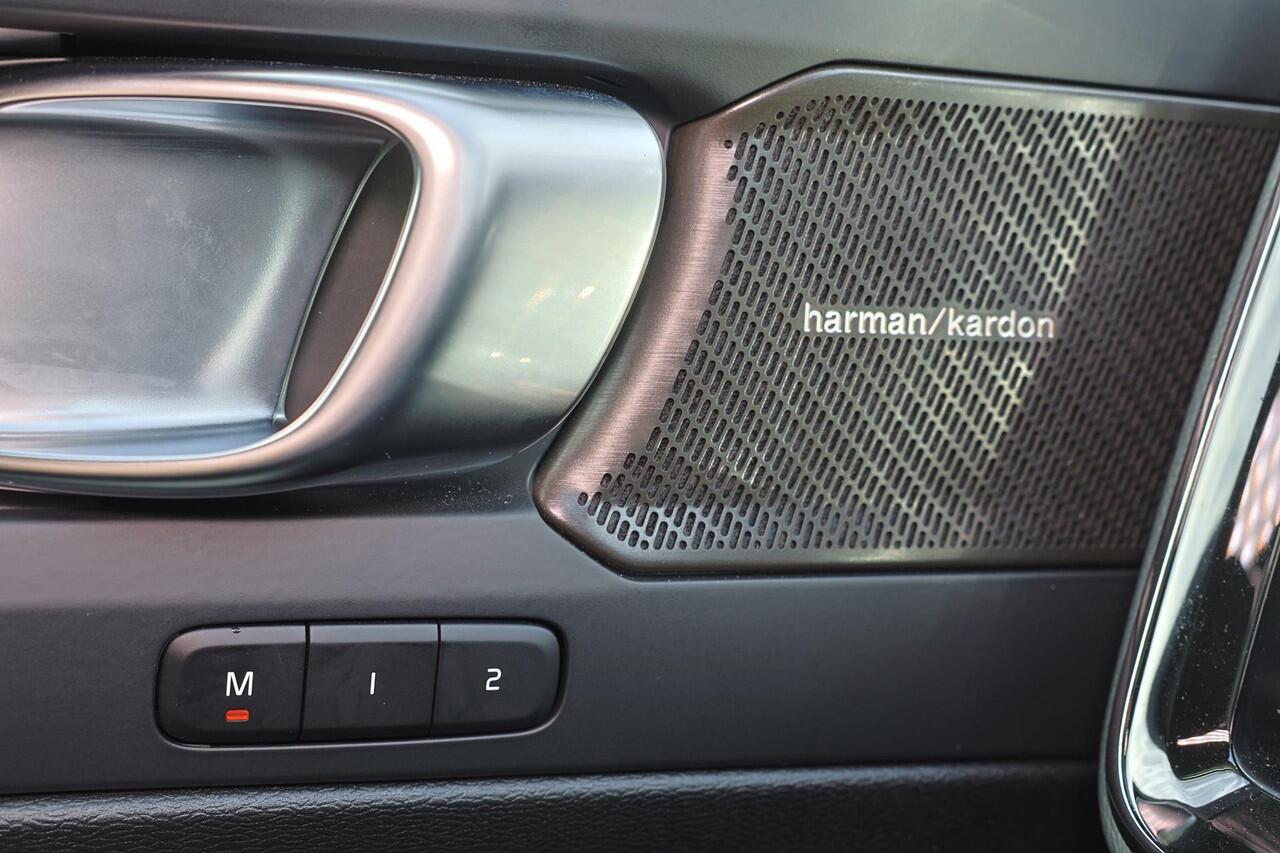 Volvo XC40 B3 Plus Dark - IntelliSafe Assist & Surround - 360º Camera - Harman/Kardon audio - Verwarmde voorstoelen & stuur - Parkeersensoren voor & achter - Elektr. bedienb. voorstoelen met geheugen links - Draadloze tel. lader - Extra getint glas - 19' LMV