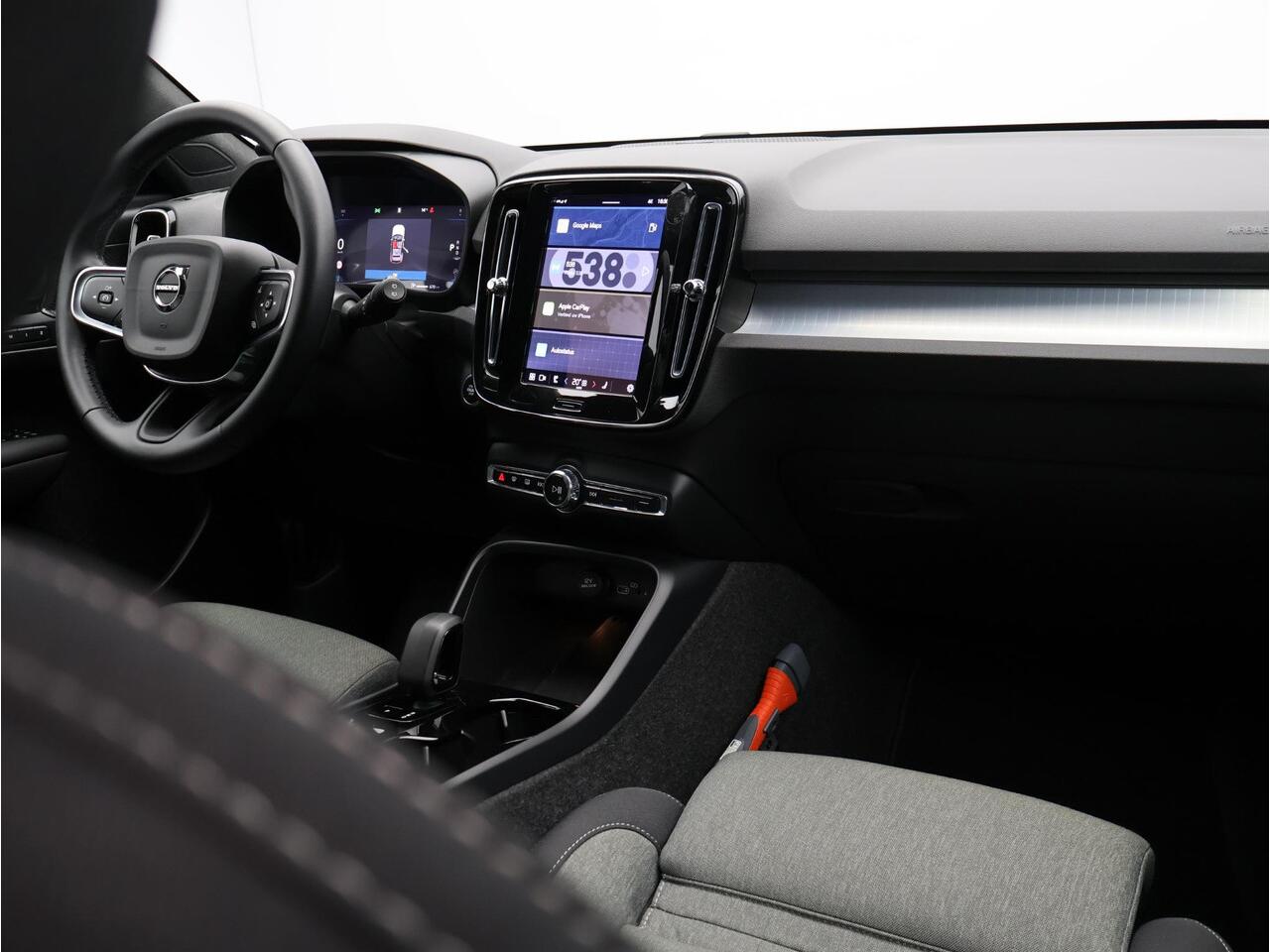 Volvo XC40 2.0 B4 Plus Dark / Trekhaak / Harman Kardon / Elektr. bed. stoelen / Stoel+stuur+voorruitverwarming