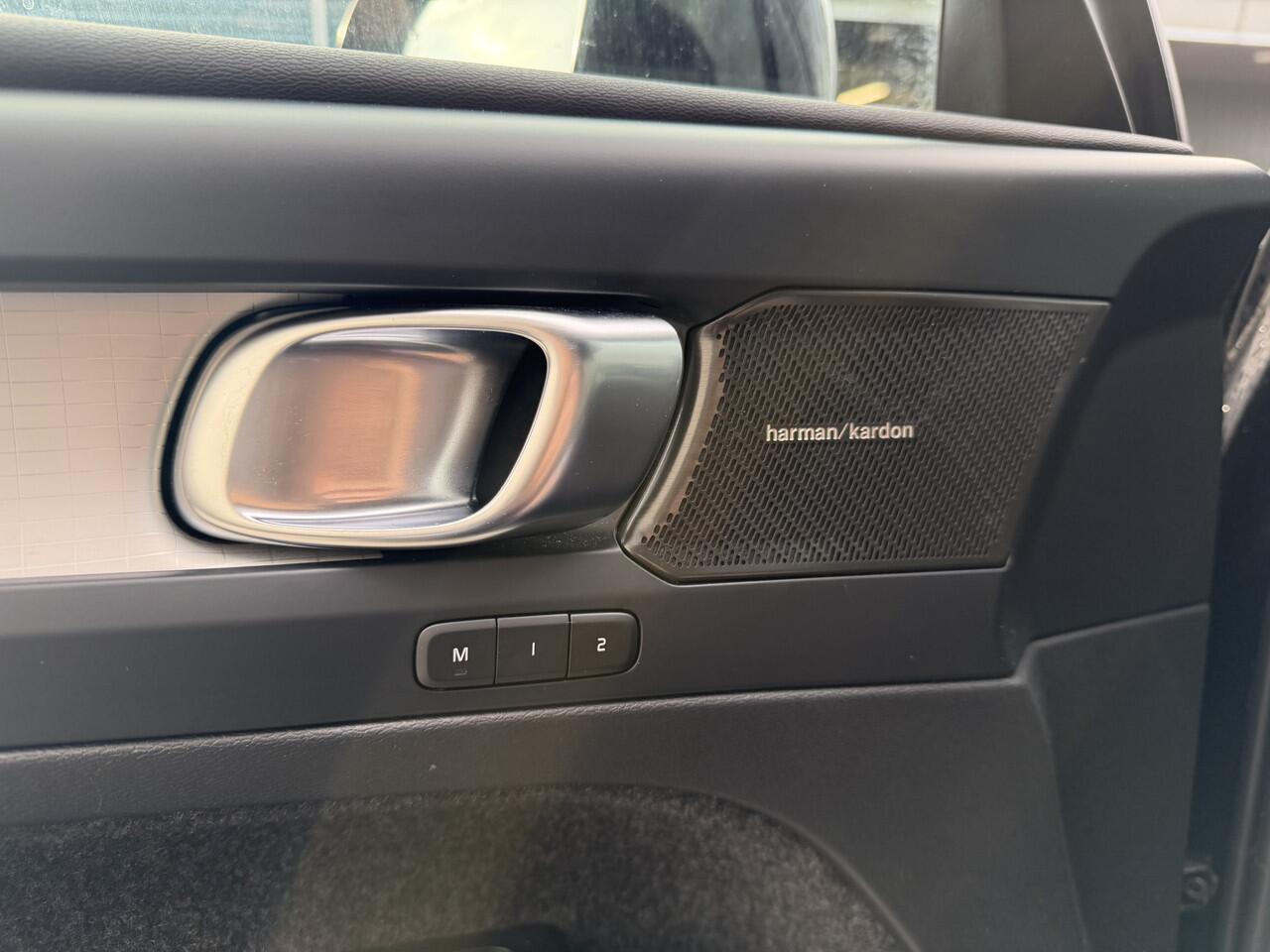 Volvo XC40 1.5 T4 Plug-in hybrid Plus Dark Panorama dak | Getint glas | Stoel en Stuurverwarming