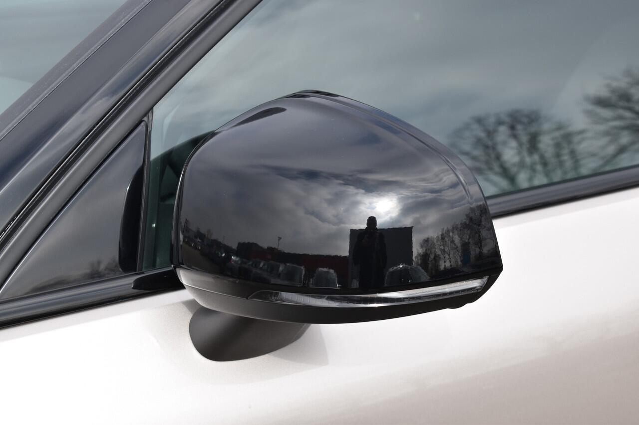 Volvo XC40 Twin 408PK AWD Plus 82 kWh | Trekhaak | ACC | Elektr. stoel | Camera | Stuurverwarming | 19"LMV