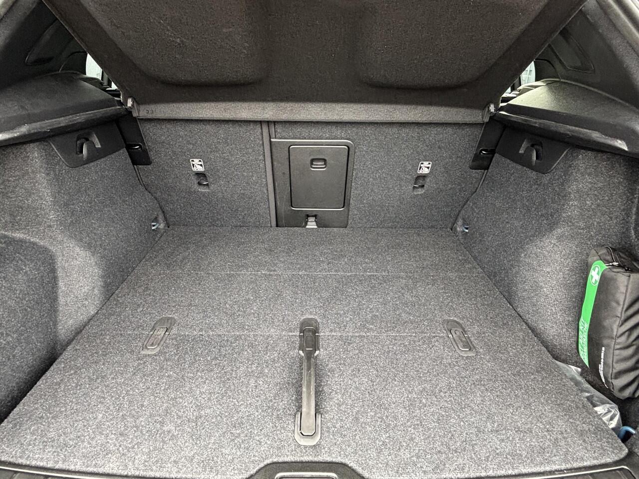 Volvo XC40 Single Motor Extended Range Plus 82 kWh Adapt. cruise Control / BLIS / Park assist camera achter / Trekhaak / Keyless drive / All season