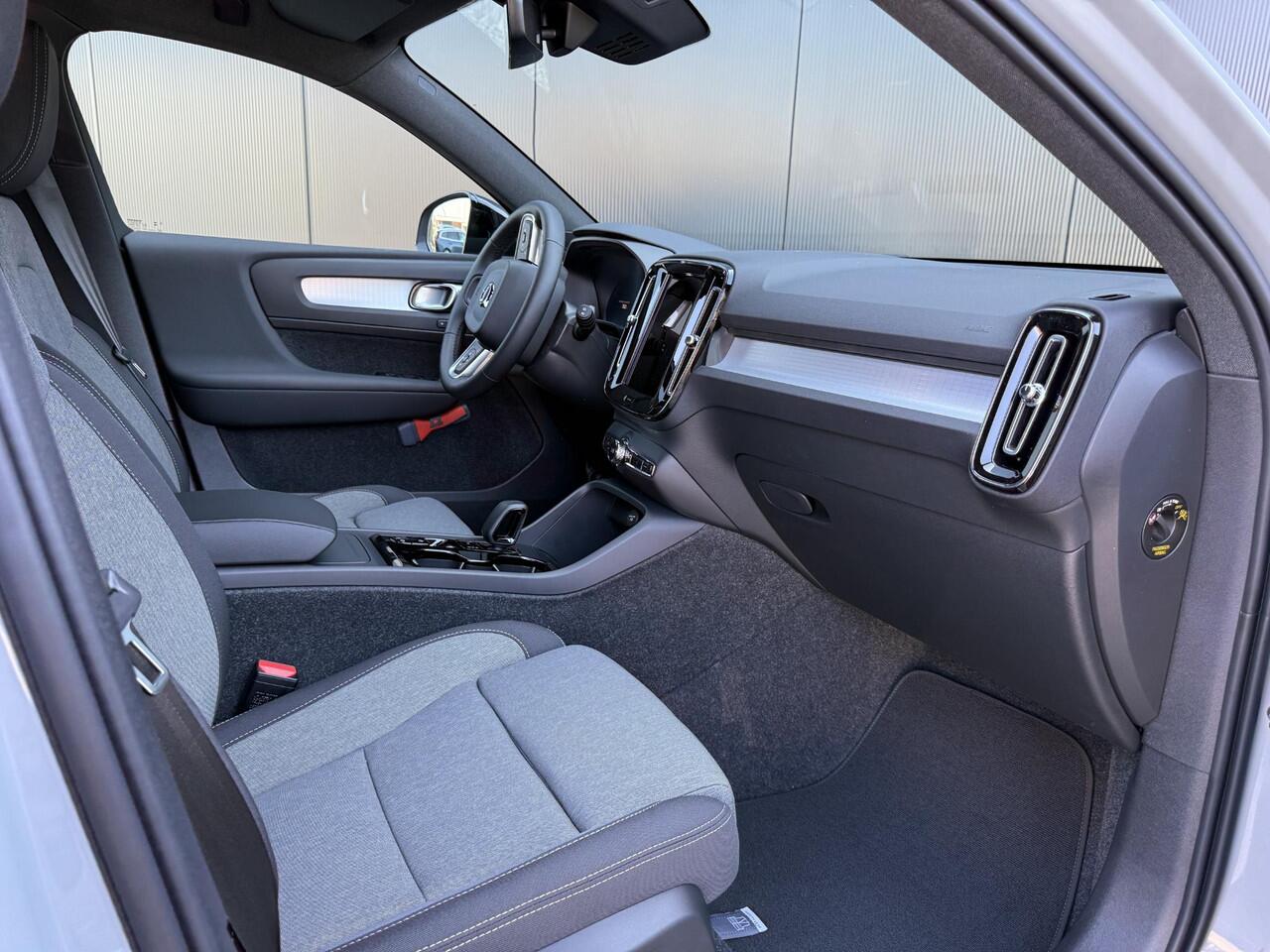 Volvo XC40 2.0 B4 Plus Dark , Automaat, Stoel+Stuur Verwarming, 360 Camera, Elek. Verstelbare stoel met geheugen, Harman/Kardon, Adaptive Cruise, Extra Getint Glas, Google, Carplay, DAB, Keyless, Verwarmde Voorruit,