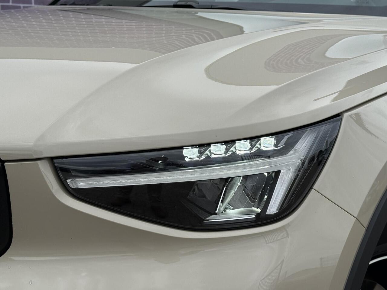 Volvo XC40 2.0 B4 Plus Dark | Trekhaak | Camera | Harman/Kardon | Keyless Entry/start | elektrisch verstelbare voorstoelen |