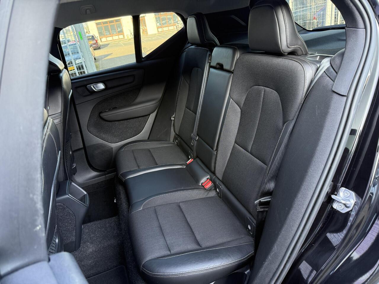 Volvo XC40 1.5 T3 Momentum Pro | Stoelverwarming | Keyless entry/start | 19"lm velgen | Parkeersensoren V+A | Parkeercamera | Metallic lak |