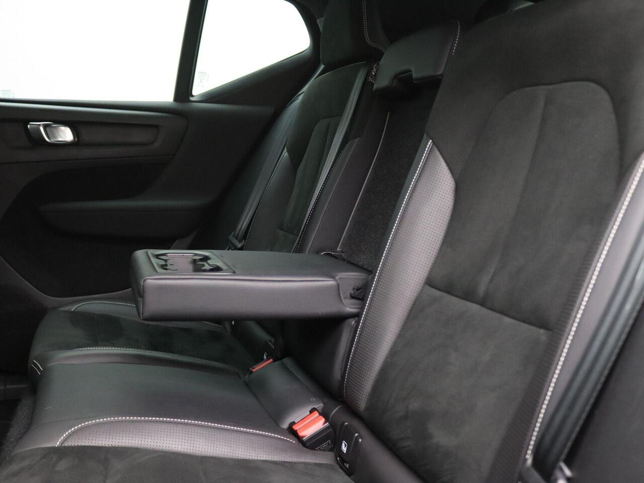 Volvo XC40 Recharge P8 AWD R-Design 408PK Aut. Elek. achterklep, Achteruitrijcamera, PDC v+a, Cruise Control, Stoelverwarming, DAB, Dodehoek Detectie, Keyless, Apple Carplay, 19" Lmv, LED