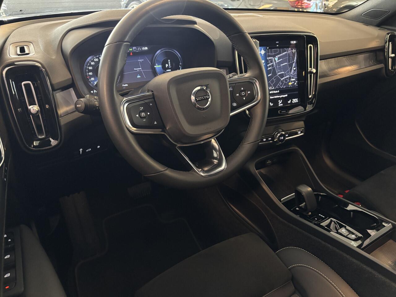 Volvo XC40 T4 Plug-in Ultimate Bright / Panoramadak / Leer - Alcantara / Harman-Kardon / Dab+ / Apple Carplay / Stuur- en Stoelverwarming / MY 2023 - Elek Trekhaak -