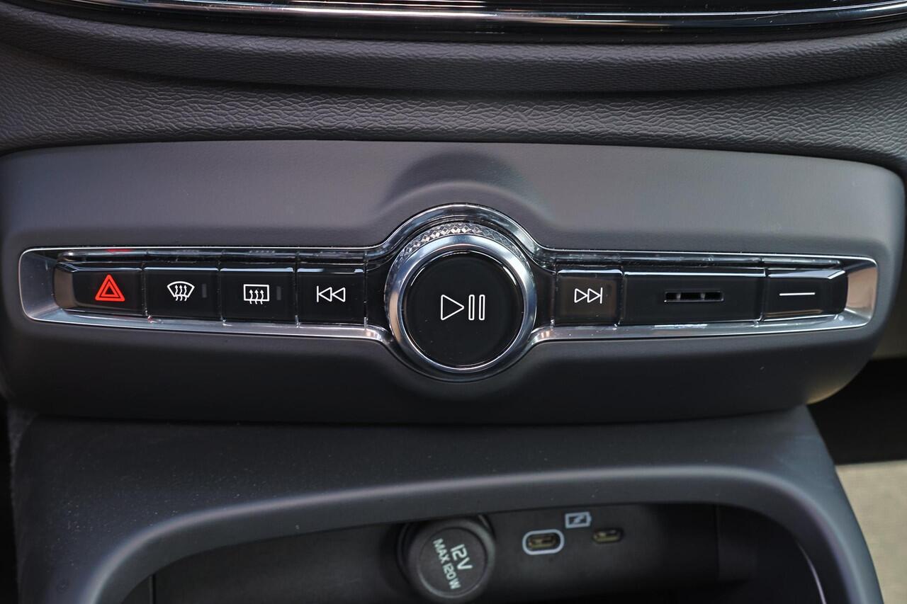 Volvo XC40 Extended Range Plus 82 kWh - IntelliSafe Assist & Surround - Parkeercamera achter - Verwarmde voorstoelen & stuur - Parkeersensoren voor & achter - Draadloze tel. lader - Warmtepomp - Elektr. inklapbare trekhaak - 19' LMV