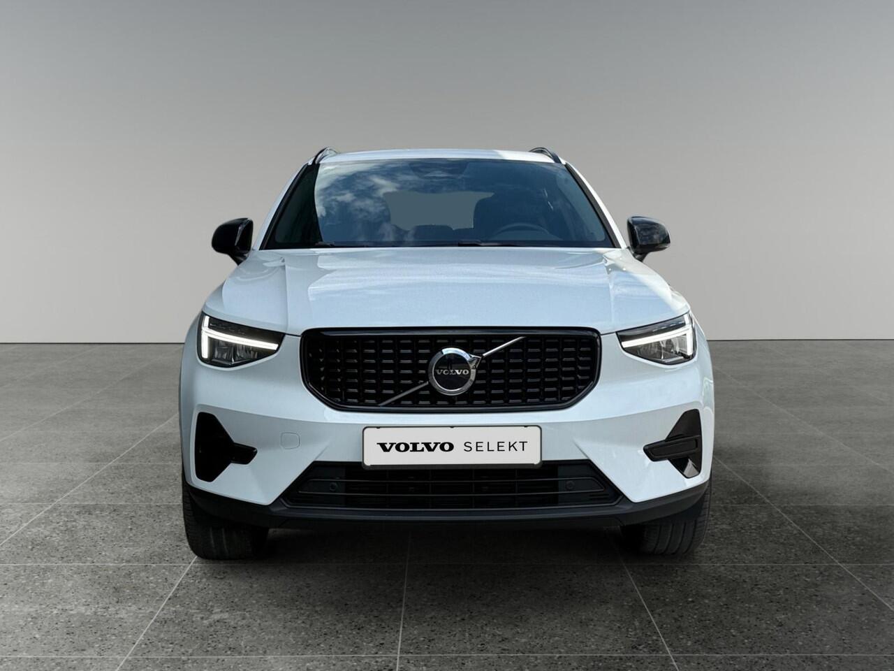 Volvo XC40 2.0 B4 Plus Dark | Trekhaak | Verwarmbare voorruit | Stoelverwarming | Harman/Kardon Audio |
