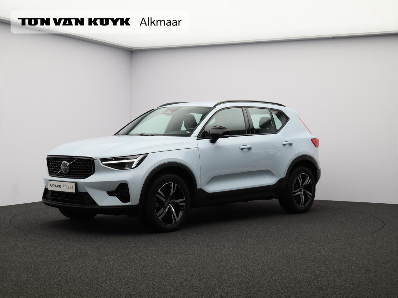 Volvo XC40 2.0 B4 Plus Dark Automaat / Trekhaak / Harman Kardon / All-Season Banden / Voorraam verwarmd
