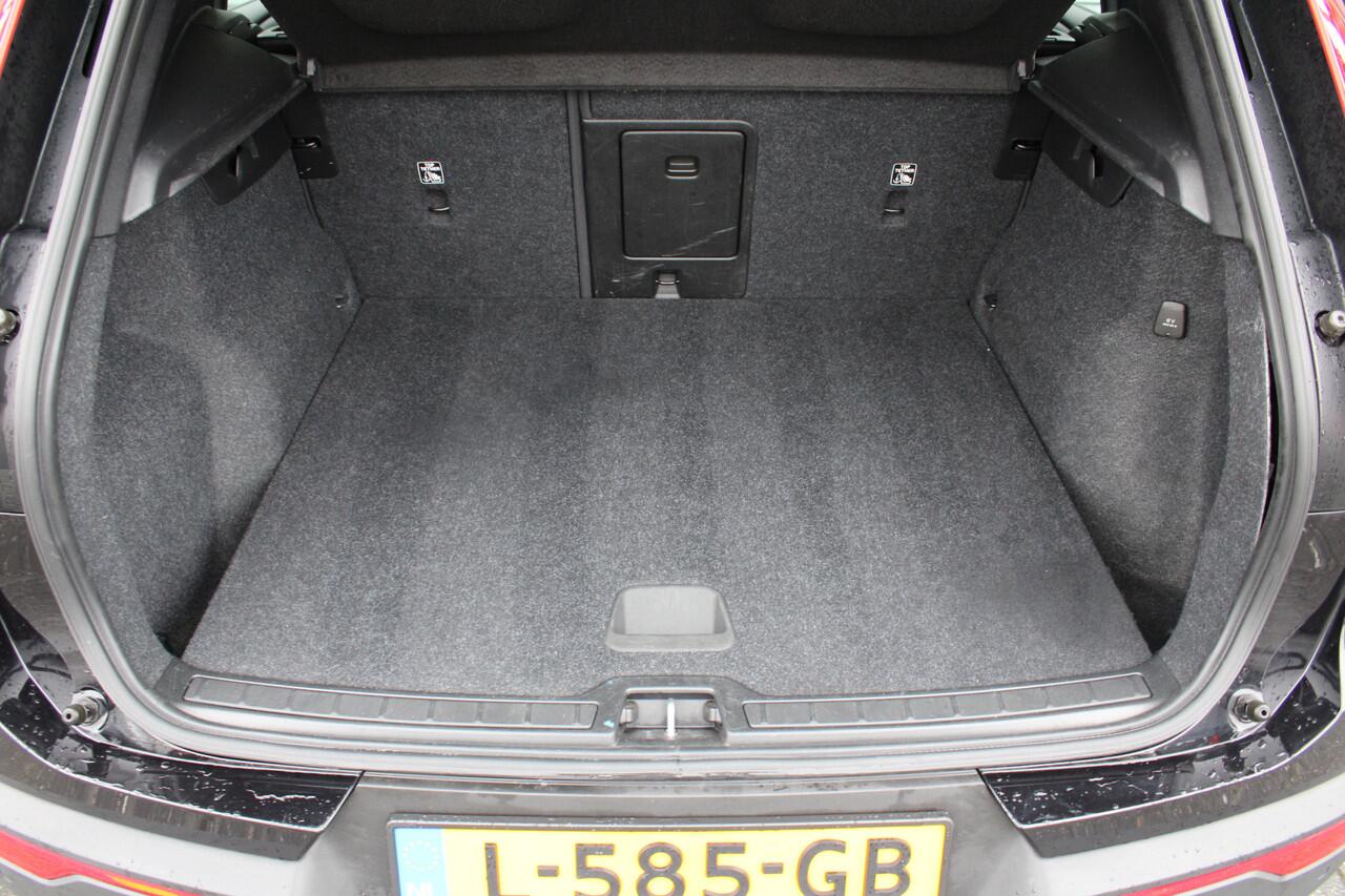 Volvo XC40 T2 Automaat Business Pro | Adapt. Cruise | El. Trekhaak | BLIS | Keyless | DAB | El. Achterklep