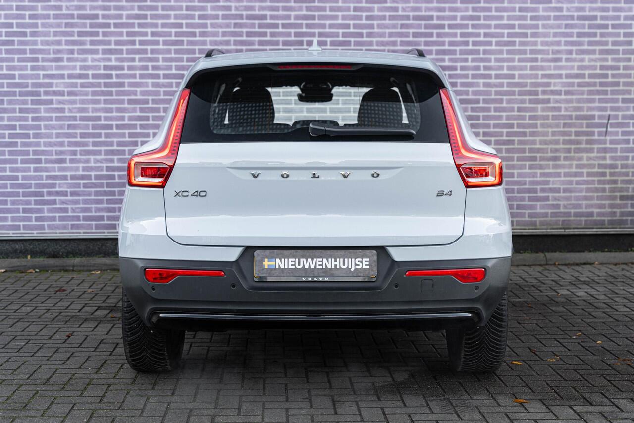 Volvo XC40 2.0 B4 Plus Dark | Google | Adaptieve Cruise Control | Trekhaak | Elektrische Stoelverstelling | Camera | Stoel-/Stuurverwarming | Memory | Harman Kardon Audio | Verwarmbare Voorruit | Dodehoekdetectie | Carplay | Elek. Achterklep | Draadloos Opladen Tele