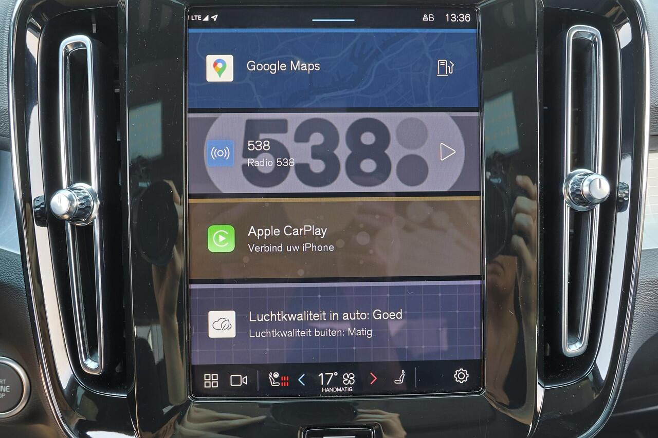 Volvo XC40 B4 Plus Black Edition - Panorama/schuifdak - IntelliSafe Assist & Surround - 360º Camera - Harmon Kardon Audio - Verwarmde voorstoelen, stuur & achterbank - Parkeersensoren voor & achter - Elektr. bedienb. voorstoelen met geheugen links - Draadloze tel. l