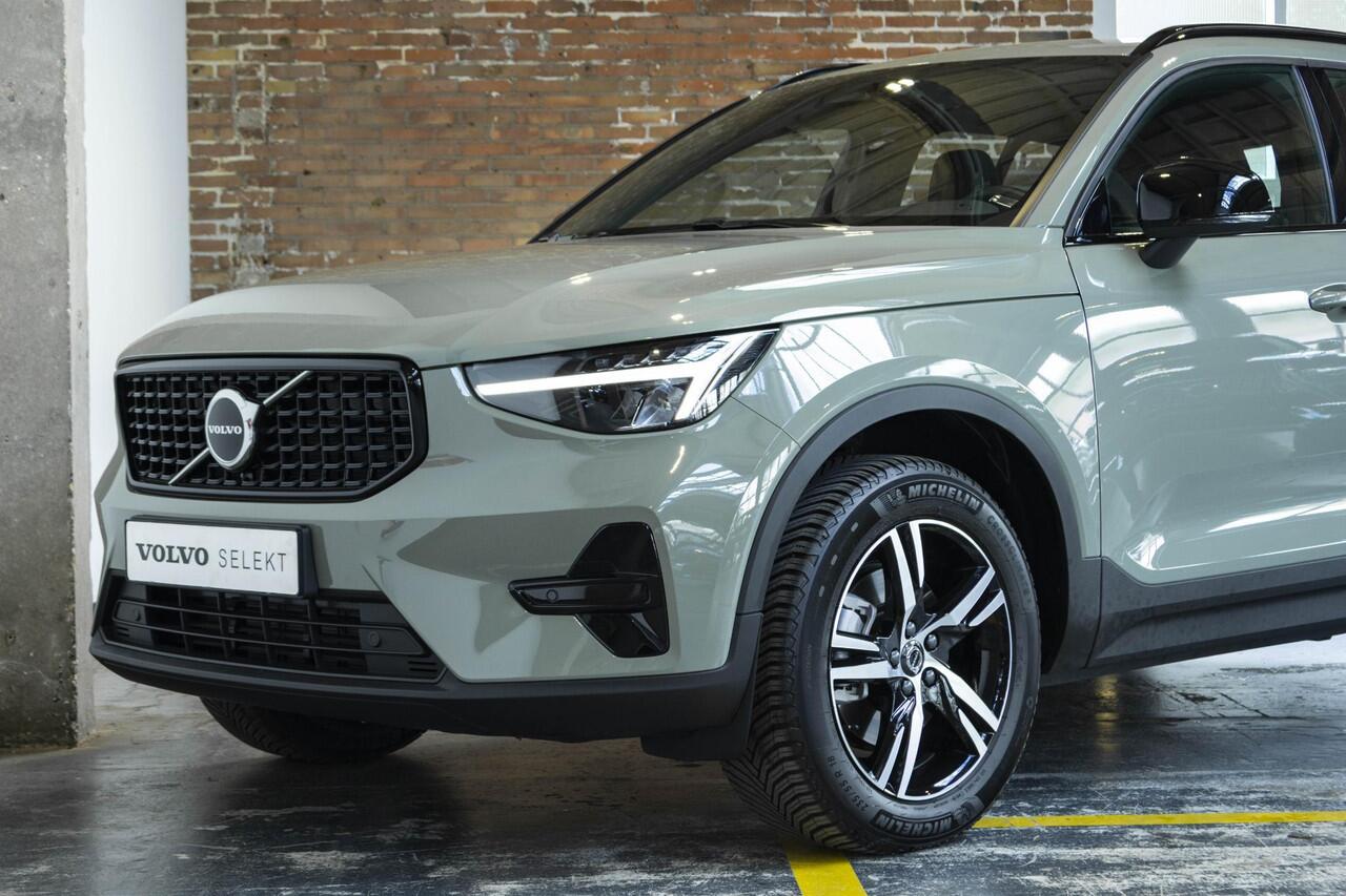 Volvo XC40 B4 Plus Dark | Trekhaak Semi-elektrisch | Adaptieve Cruise Control | Pilot Assist | Verwarmbare voorstoelen | Verwarmbaar stuurwiel | Blind Spot Information System | Verwarmbare voorruit | Parkeercamera | Parkeersensoren voor + achter |