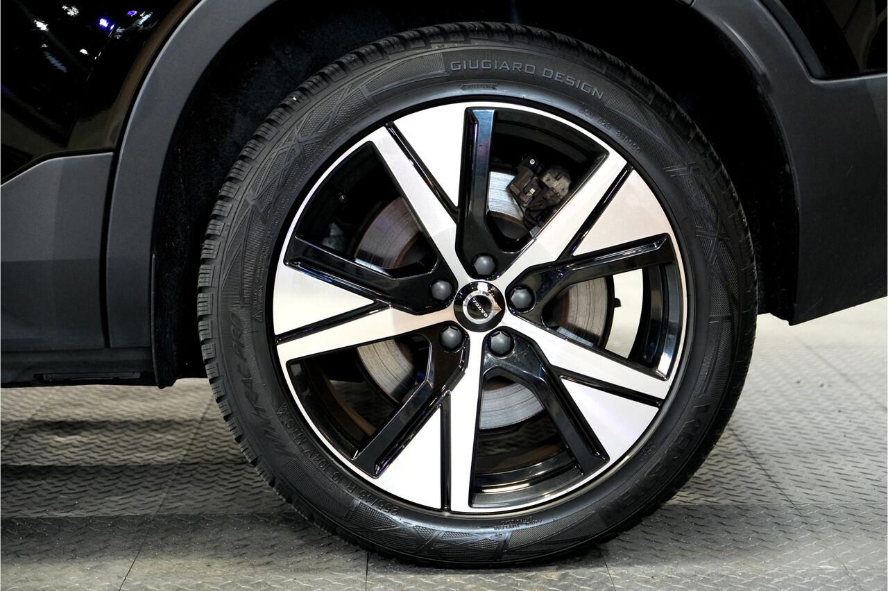 Volvo XC40 Recharge Twin Plus AWD 300kW/408pk Aut. R-Design SOH 92% ADAPT.CRUISE + EL.TREKHAAK + CAMERA + BLIS + PILOT ASSIST + GOOGLE DASHBOARD + LANE ASSIST + SPORTSTOELEN + STOEL-&STUURVERWARMING + PARKSENSOREN V&A + 19" LM-VELGEN!!