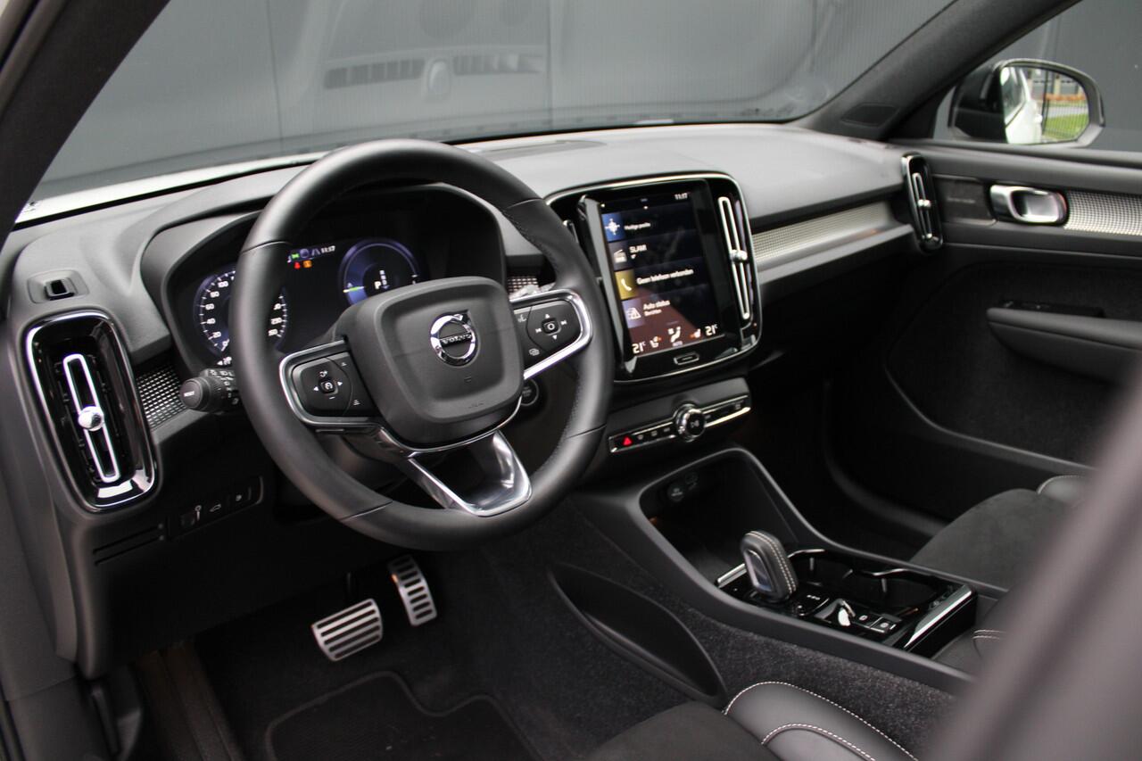 Volvo XC40 1.5 T5 Recharge R-Design - Trekhaak wegklapbaar - Pano - Stoel/Stuurverwarming - H&K - Pilot Assist - 360 Camera - Rijklaar