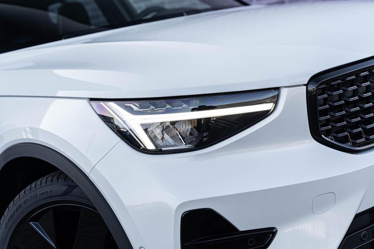 Volvo XC40 B4 Plus Black Edition | Google | Schuif-/Kanteldak | 360 Camera | Adaptieve Cruise | Getint Glas | Memory | Harman Kardon Audio | Zitverlenging | Keyless | 20" LM