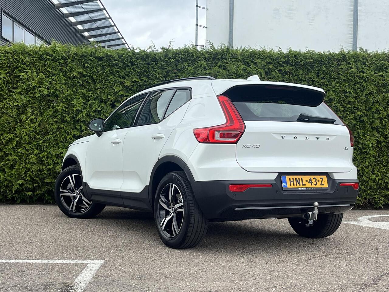 Volvo XC40 B4 Plus Dark Trekhaak | Pilot Assist | Camera | Stuurverwarming | BLIS | H&K Audio | Keyless