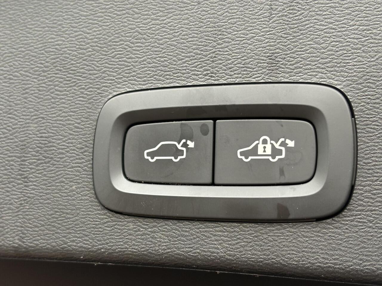 Volvo XC40 1.5 T2 R-Design | LED | Stoel + Stuurverwarming | Blis | Adaptieve Cruise controle | Camera | Panorama dak | Zitvlak verlengers | Elektrische achter klep |