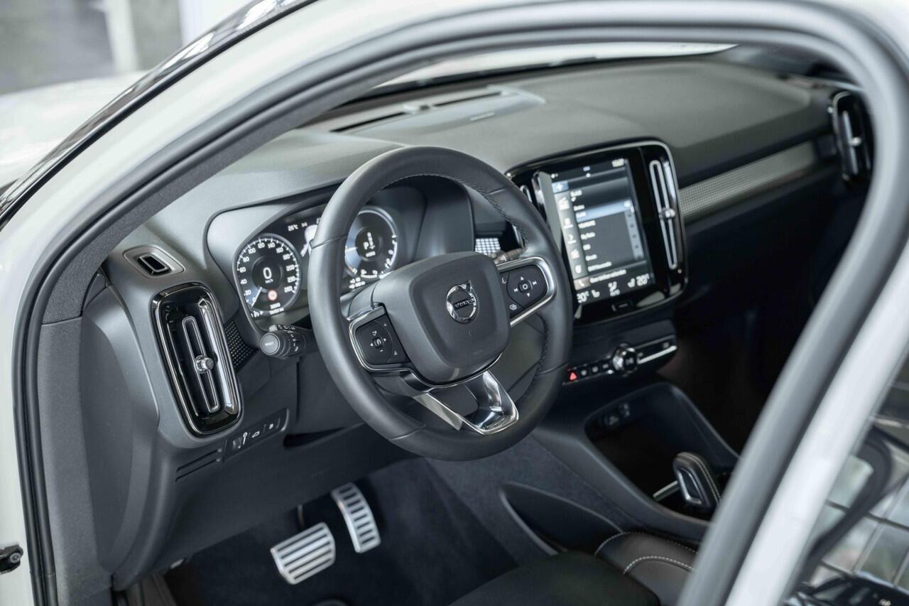 Volvo XC40 T5 Recharge R-Design | Panoramadak | 360° Parkeercamera | Parkeersensoren voor + achter | Harman kardon premium audio | Stoelverwarming | Electrische bedienbare voorstoel | LED koplampen | Navigatie |