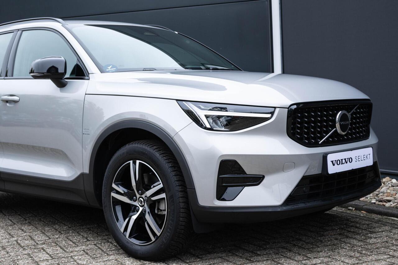 Volvo XC40 B4 Plus Dark | Verwarmbare Voorstoelen en Stuurwiel | Semi-Elektrische Trekhaak | Verwarmbare Voorruit | Premium Audio by Harman Kardon | Adaptieve Cruise Control | Park Assist