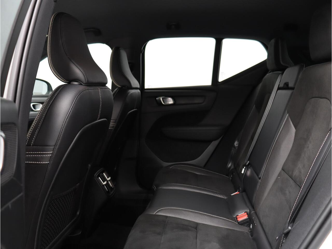 Volvo XC40 T2 Automaat R-Design Volvo XC40 T2 129PK / Automaat R-Design / Park Assist Pack / adaptieve cruise control / BLIS / Key Less / 18"/