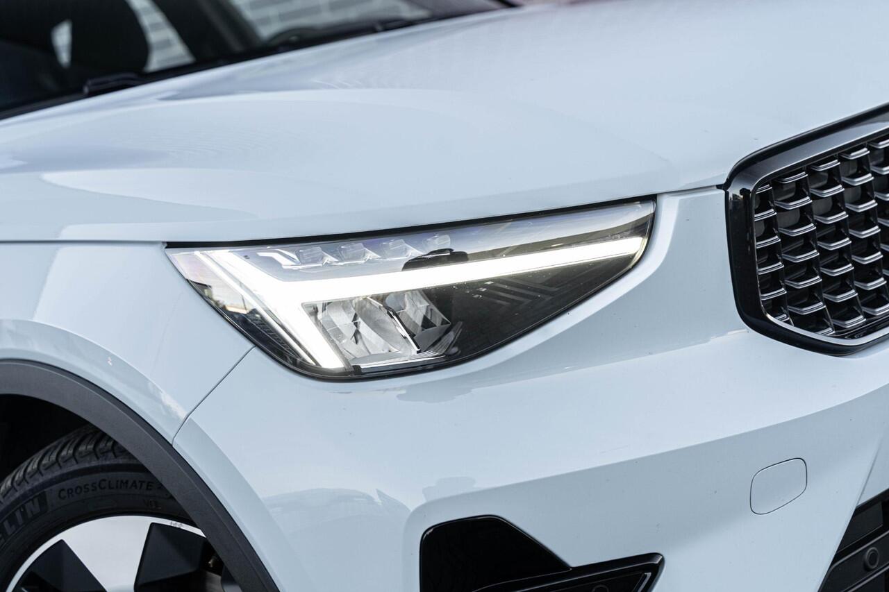 Volvo XC40 2.0 B4 Plus Dark | Google | Adaptieve Cruise Control | Trekhaak | Elektrische Stoelverstelling | Camera | Stoel-/Stuurverwarming | Memory | Harman Kardon Audio | Verwarmbare Voorruit | Dodehoekdetectie | Carplay | Elek. Achterklep | Draadloos Opladen Tele