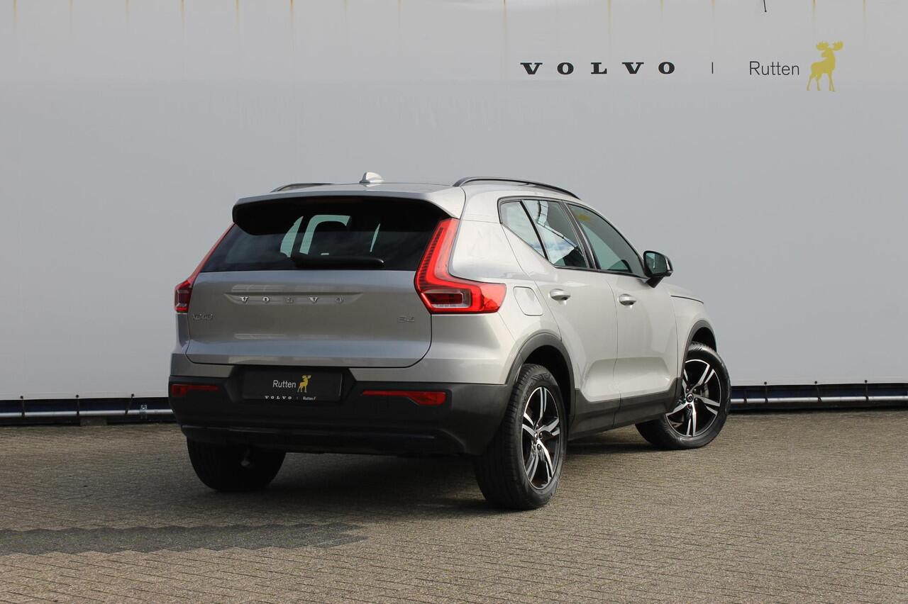 Volvo XC40 2.0 B4 Plus Dark Google Infotainment / Semi elektrisch wegklapbare trekhaak / Verwarmbare voorruit / Harman Kardon Audio installatie / Elektrisch bedienbare voorstoelen