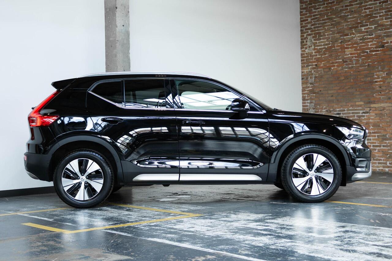 Volvo XC40 B4 Inscription | Verwarmbare voorstoelen en achterbank | Verwarmbaar stuurwiel | 360° parkeercamera | Adaptive cruise control | Premium audio | BLIS | Volvo on Call | Parkeerverwarming | Parkeersensoren voor + achter |