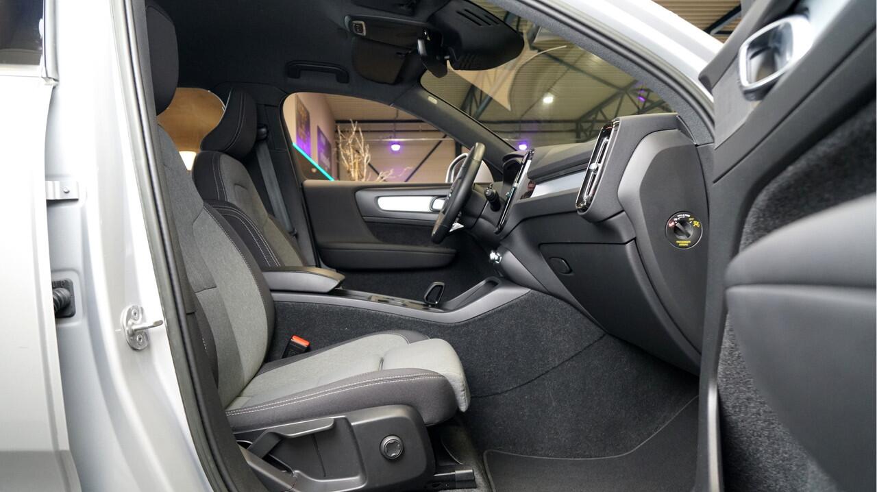 Volvo XC40 1.5 T5 Plug-in Hybrid 193kW/262pk DCT7 FACELIFT! Plus Bright CLIMA + CRUISE + FULL LED HIGH BEAM + NAVI SENSUS + LANE ASSIST + SPORTSTOELEN + KEYLESS ENTRY&GO + CAMERA + MISTLAMPEN VOOR + PARKSENSOREN + 18" LM-VELGEN!!