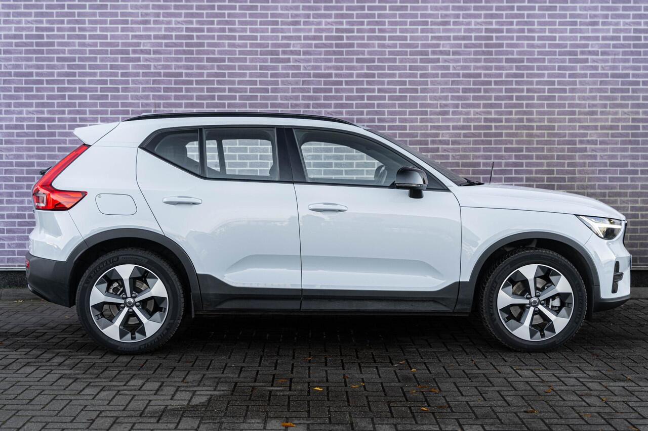 Volvo XC40 2.0 B4 Plus Dark | Google | Adaptieve Cruise Control | Trekhaak | Elektrische Stoelverstelling | Camera | Stoel-/Stuurverwarming | Memory | Harman Kardon Audio | Verwarmbare Voorruit | Dodehoekdetectie | Carplay | Elek. Achterklep | Draadloos Opladen Tele