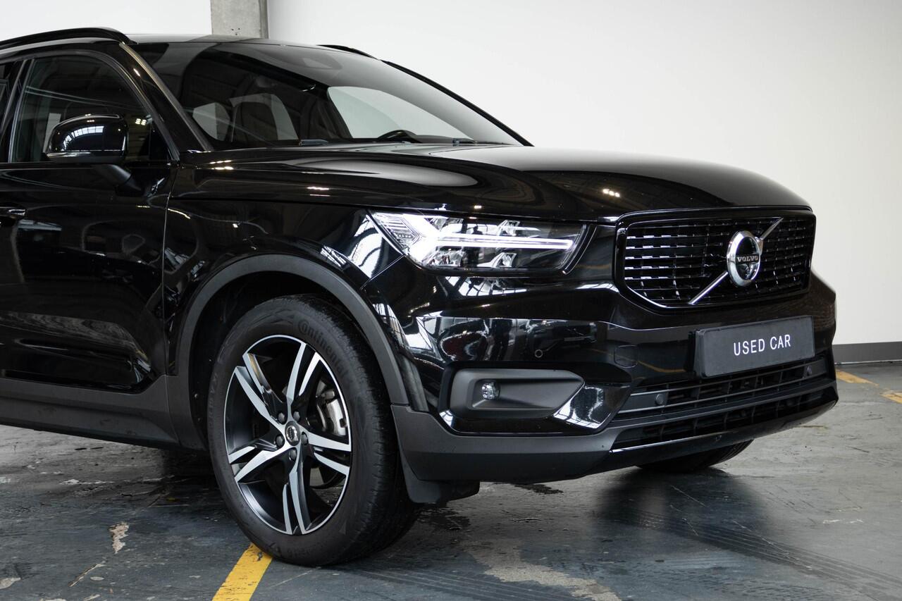 Volvo XC40 T3 Automaat R-Design | Panoramadak | 360° Parkeercamera | Adaptive Cruise Control | BLIS | Parkeersensoren voor + achter | Harman Kardon Premium Audio | BLIS | Stoelverwarming | Volvo on Call | 19'' Lichtmetalen velgen