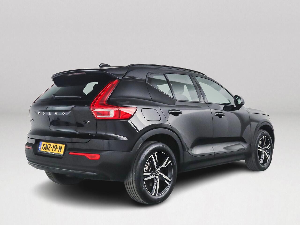 Volvo XC40 B4 Aut. Plus Dark | Harman Kardon | Stoel- en stuurverwarming | Parkeercamera | Trekhaak