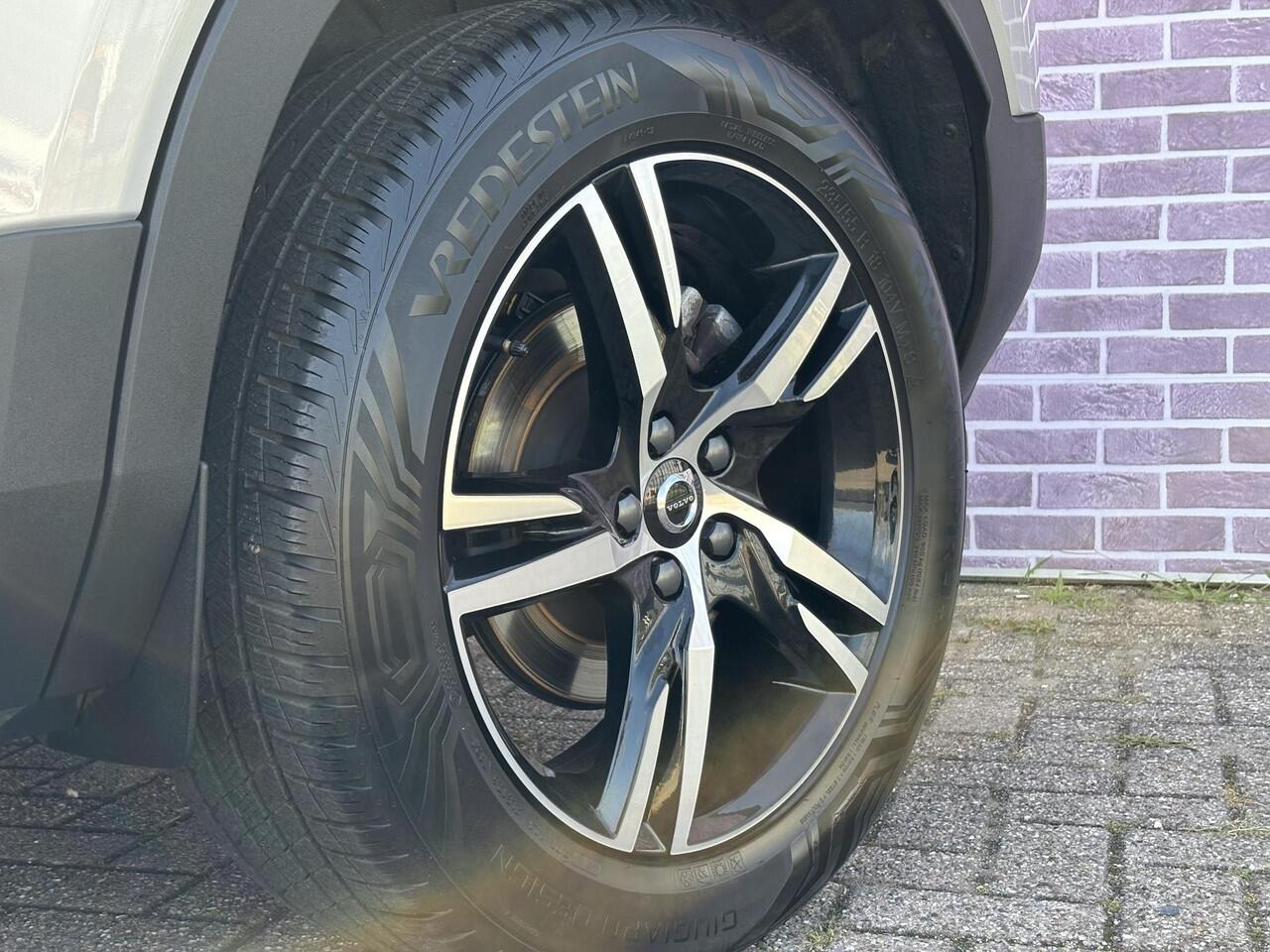 Volvo XC40 2.0 B4 Plus Dark | Trekhaak | Memory | Zitting verlengers | parkeersensoren vóór en achter | camera | Google auto | Full LED | verwarmde voorstoelen en stuurwiel | trekgewicht 2000KG! |