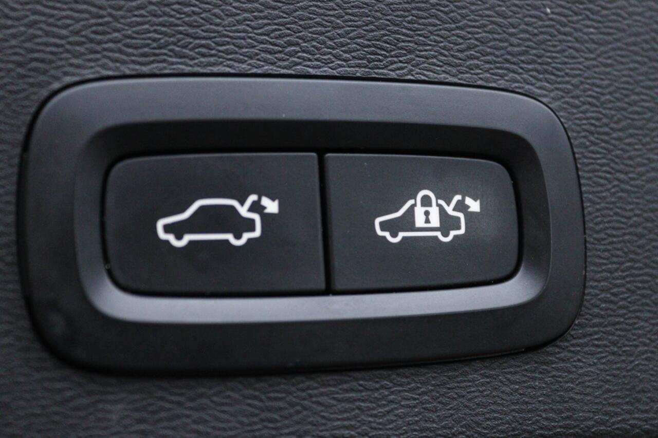 Volvo XC40 R Design Recharge P8 AWD 78KWH l 91% SOH l Panorama l Winterpakk