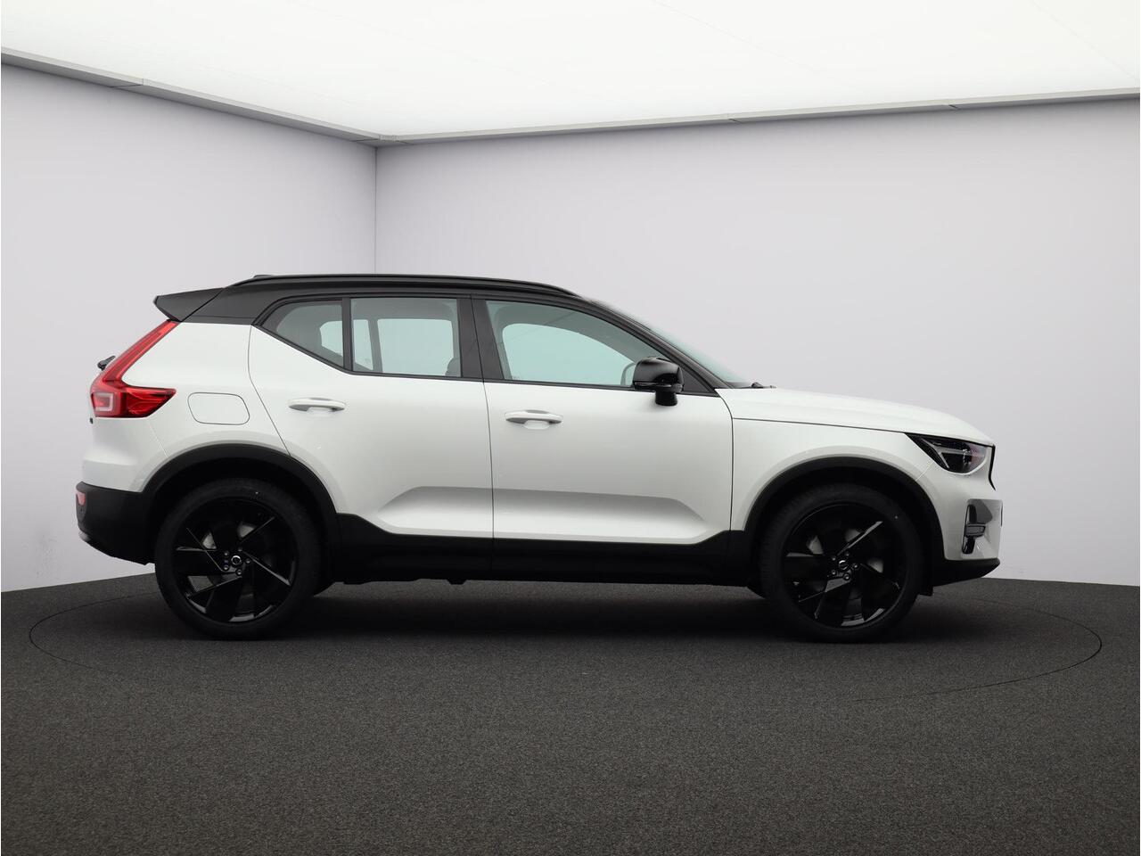 Volvo XC40 2.0 B4 Plus Black Edition / Nubuck Bekleding / Harman Kardon / Stoel+Stuurverwarming / Adaptive Cruise / Pilot Assist / BLIS / Keyless /