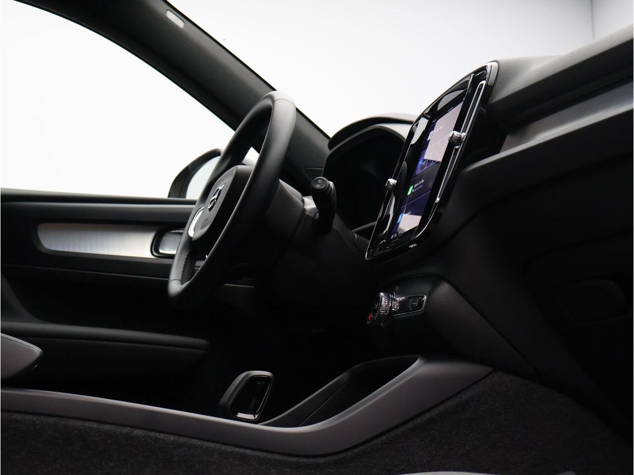 Volvo XC40 2.0 B4 Plus Dark / Trekhaak / Harman Kardon / Elektr. bed. stoelen / Stoel+stuur+voorruitverwarming