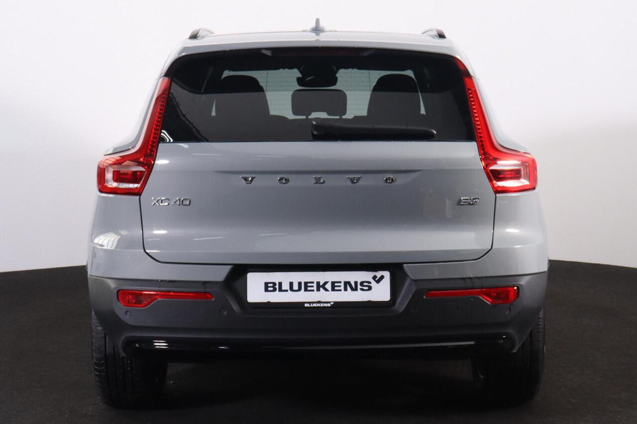 Volvo XC40 B3 Plus Dark - IntelliSafe Assist & Surround - 360º Camera - Harman/Kardon audio - Verwarmde voorstoelen & stuur - Parkeersensoren voor & achter - Elektr. bedienb. voorstoelen met geheugen links - Draadloze tel. lader - Extra getint glas - 19' LMV