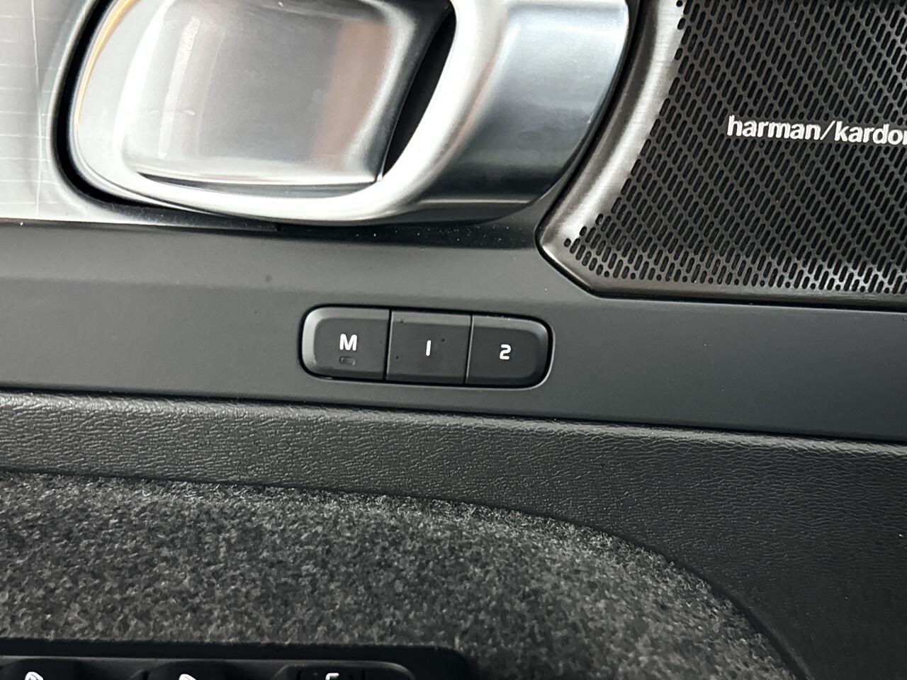 Volvo XC40 B4 Aut. Plus Dark | Harman Kardon | Stoel- en stuurverwarming | Parkeercamera | Trekhaak