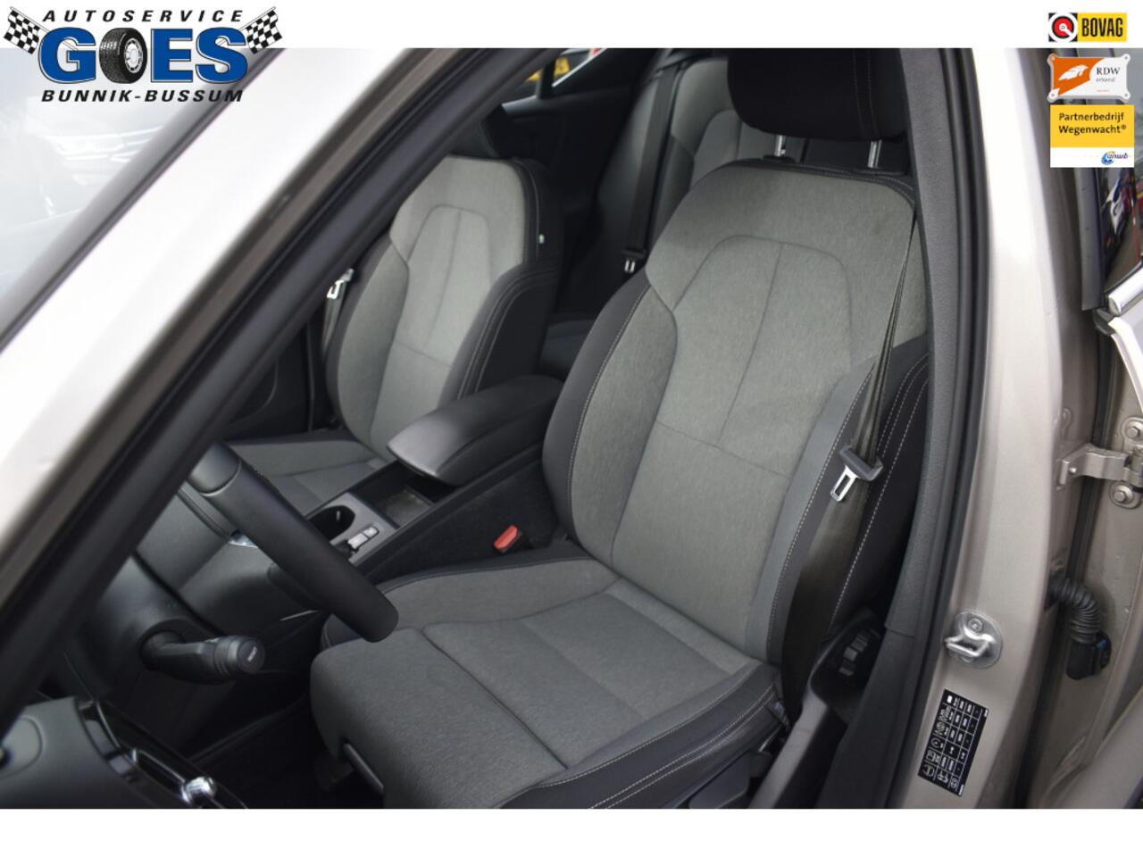 Volvo XC40 Core Recharge Plug-In Hybrid 2WD